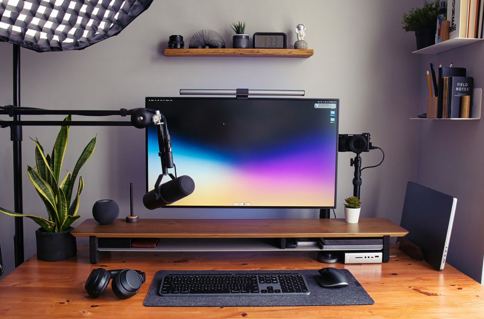 A microphone and speaker device for local voice control